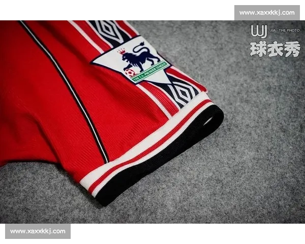 贝巴领衔！曼联二客球衣重现 90 年代经典，黑黄风暴席卷老特拉福德